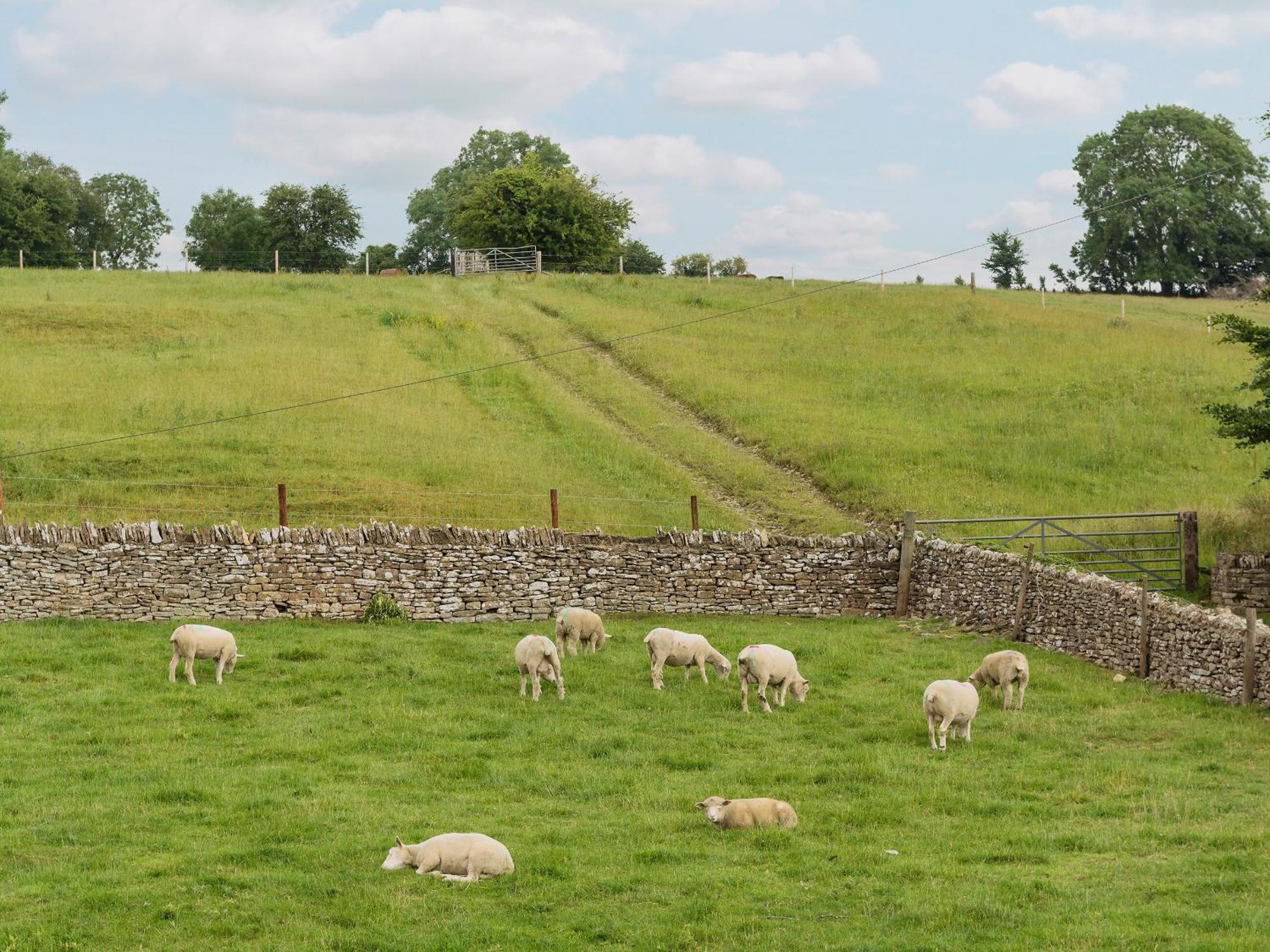 Flowers Barn Villa Daglingworth ภายนอก รูปภาพ