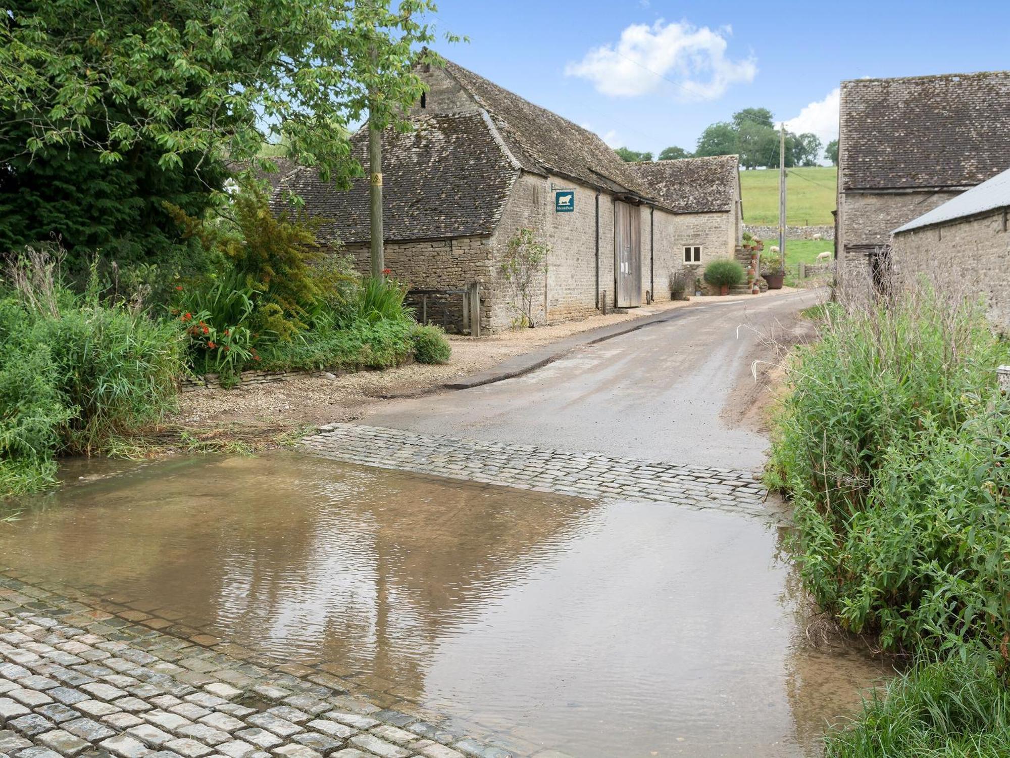 Flowers Barn Villa Daglingworth ภายนอก รูปภาพ